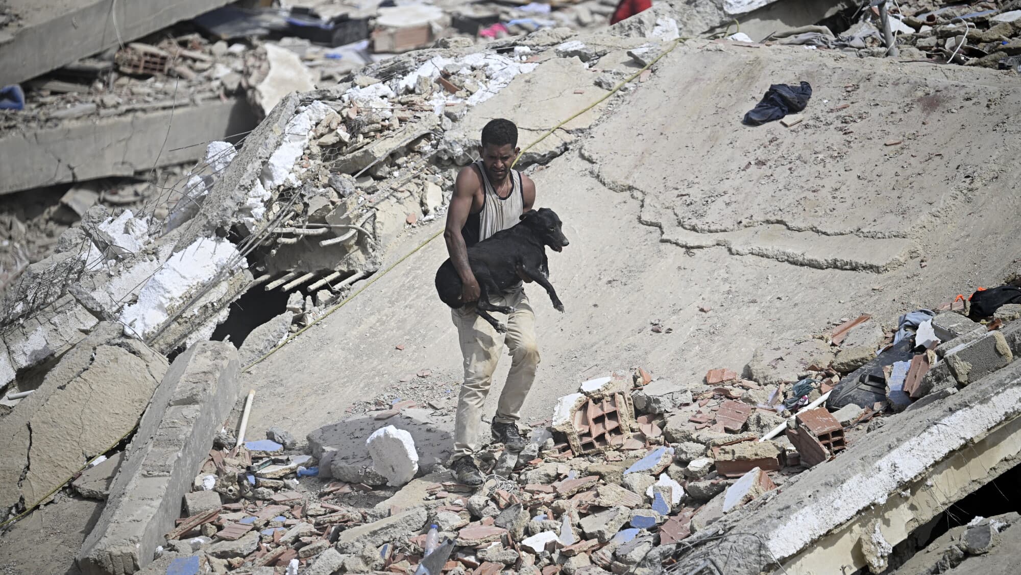 Rescatistas trabajando en zona afectada