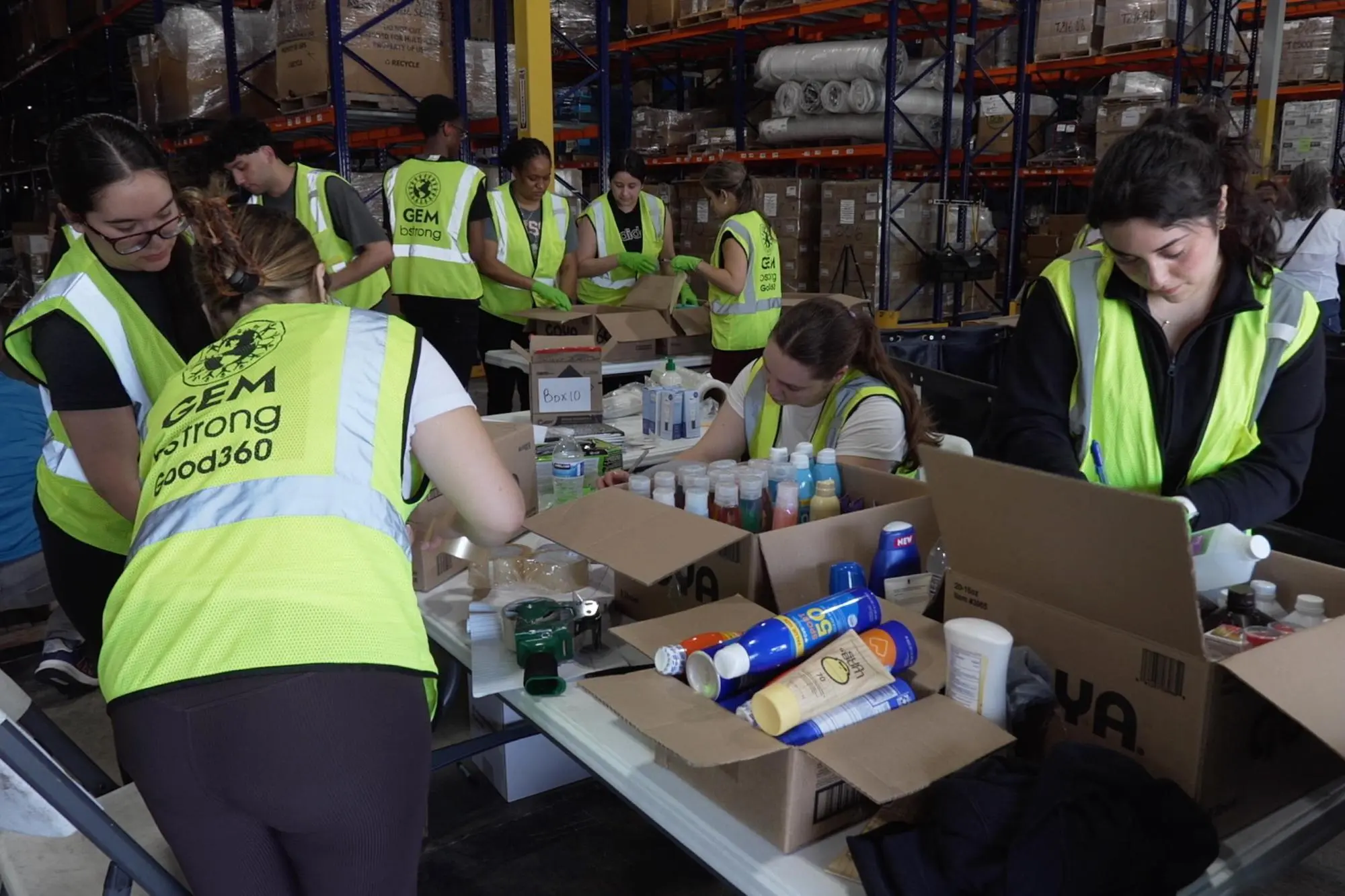 Voluntarios empacando cajas de ayuda humanitaria